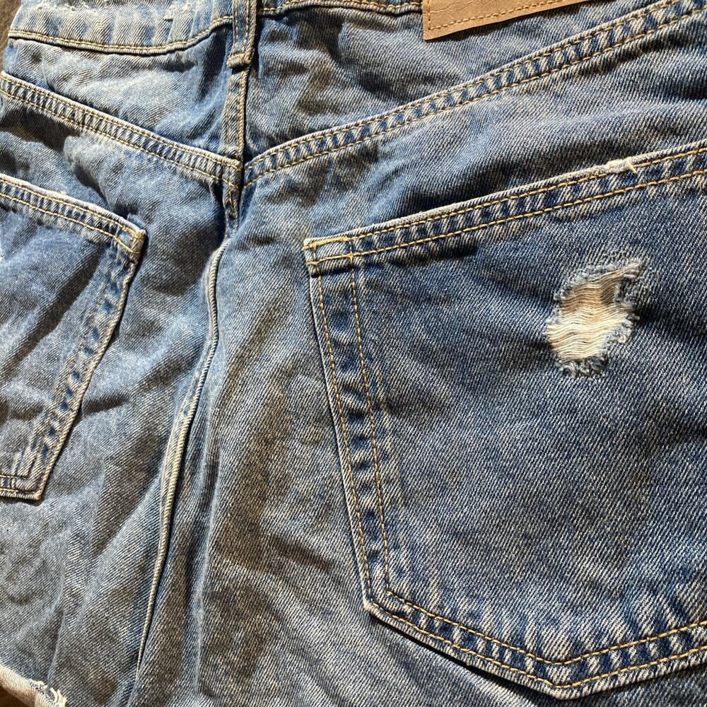 Divided by H&M Women's Denim Shorts Raw Hem Distressed Button Fly Size 6 - Picture 7 of 7